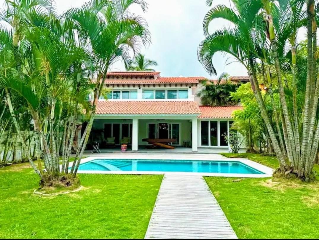 HERMOSA VILLA CON DOBLE MUELLE EN PUNTA IGUANA