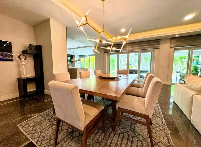 HERMOSA VILLA CON DOBLE MUELLE EN PUNTA IGUANA 5