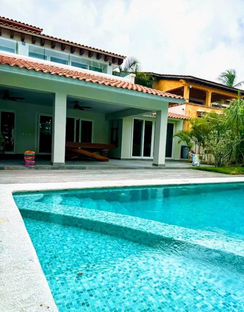 HERMOSA VILLA CON DOBLE MUELLE EN PUNTA IGUANA 3