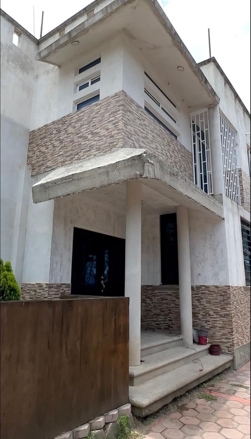 Casa de 3 plantas moderna y grandes espacios  4