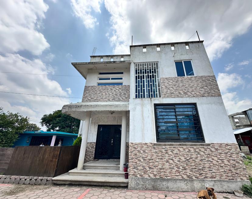 Casa de 3 plantas moderna y grandes espacios  3