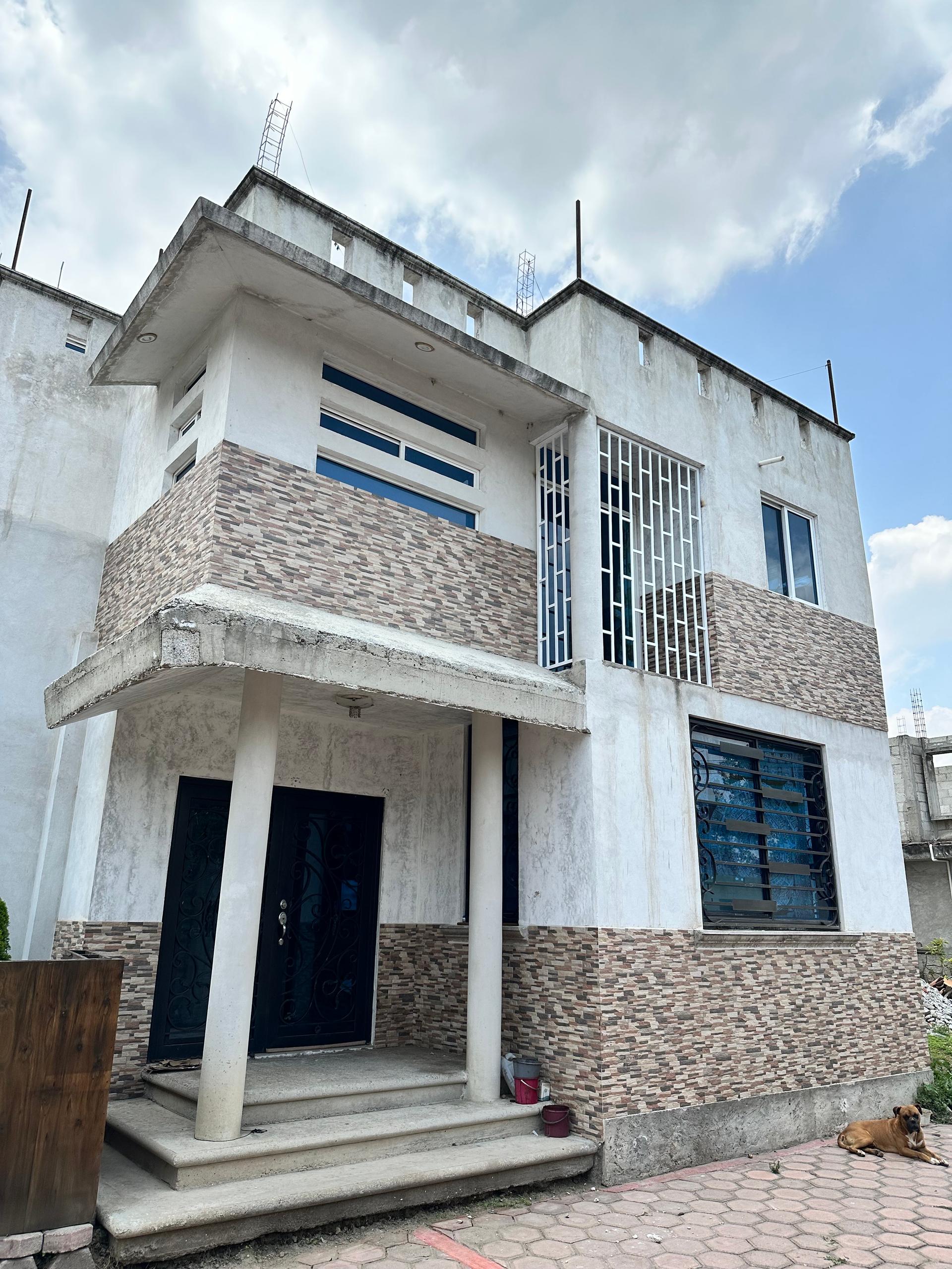 Casa de 3 plantas moderna y grandes espacios 