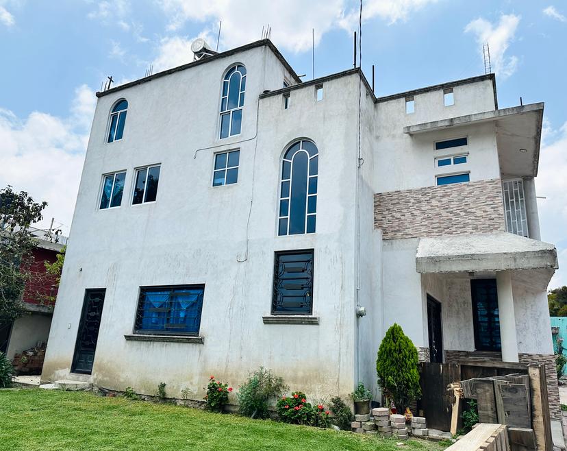 Casa de 3 plantas moderna y grandes espacios  2