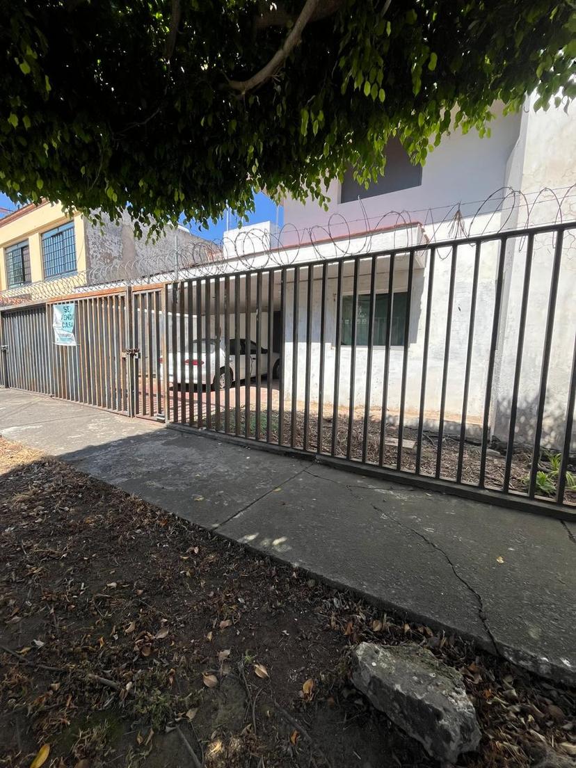 Casa con potencial a remodelar en Chapalita  2