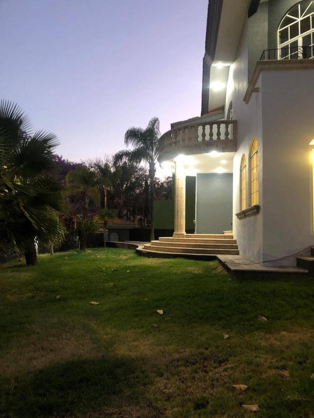 Residencia de lujo recién remodelada! En venta!