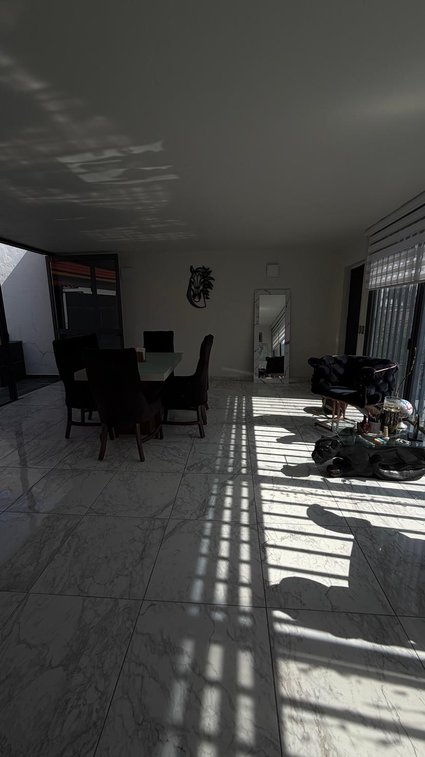 Venta casa a 2 cuadras de Mariano Otero  3