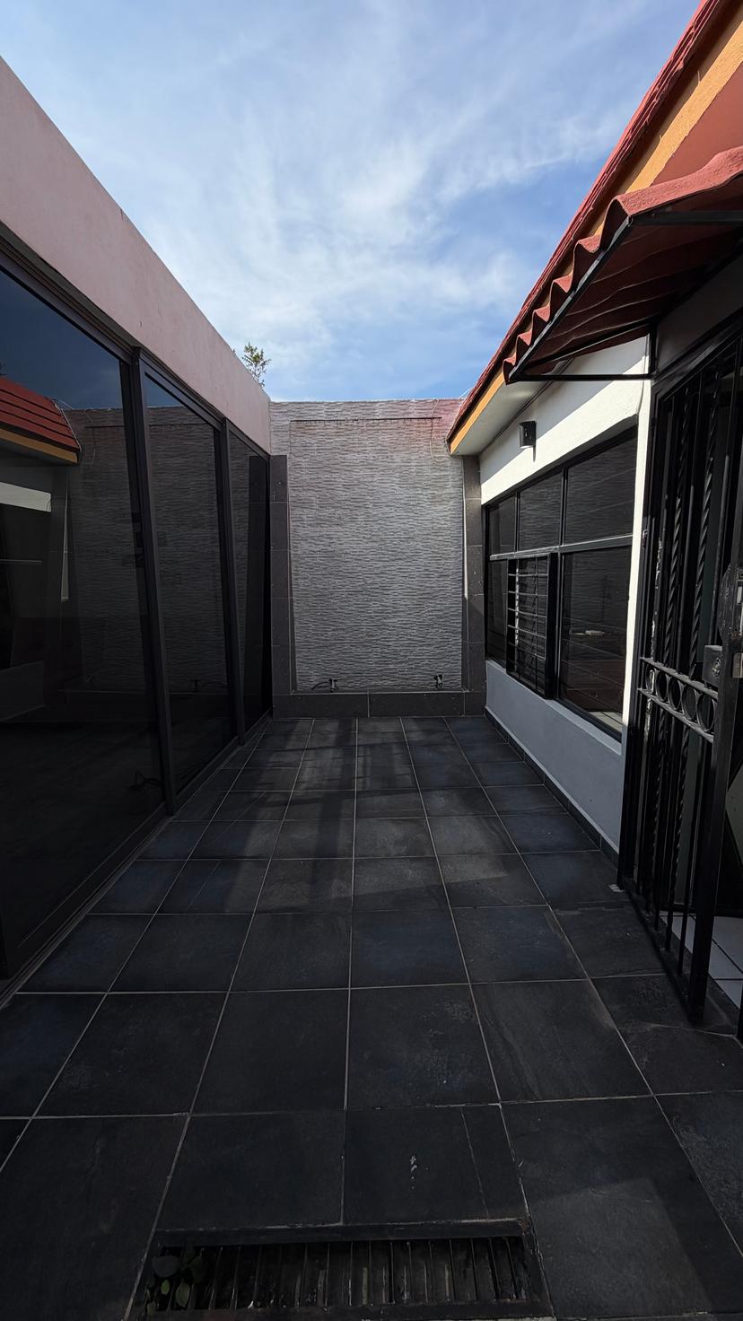 Venta casa a 2 cuadras de Mariano Otero  5