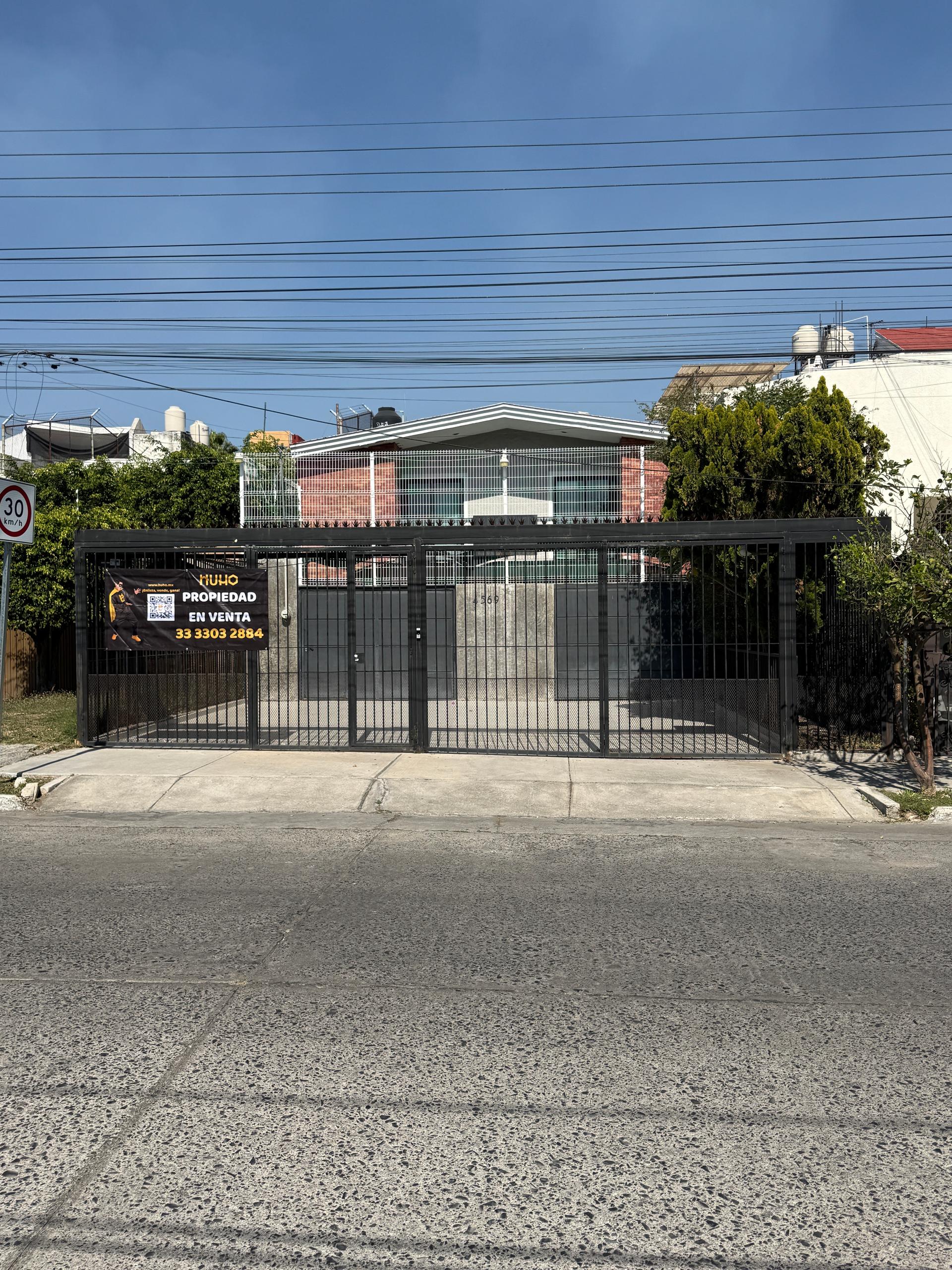 Casa en venta en la Col. Jardines del Sol 