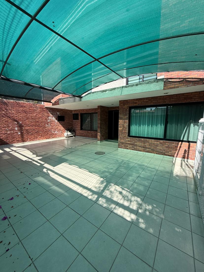 Casa en venta en la Col. Jardines del Sol  2