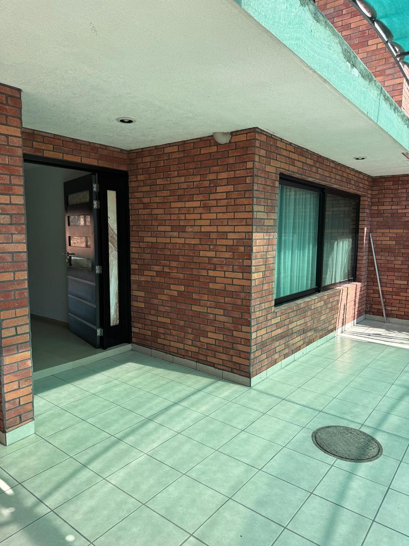 Casa en venta en la Col. Jardines del Sol  3