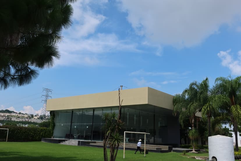 Salón de eventos con caballerizas y amplio jardín  2