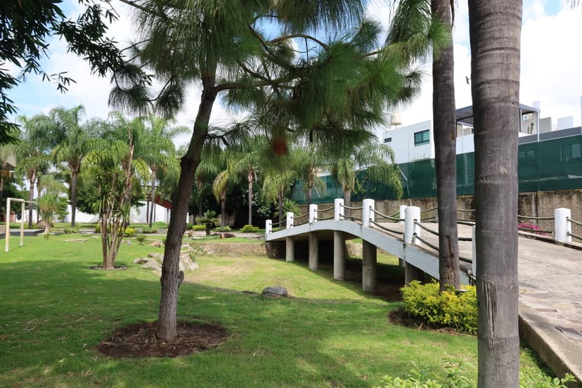 Salón de eventos con caballerizas y amplio jardín  3