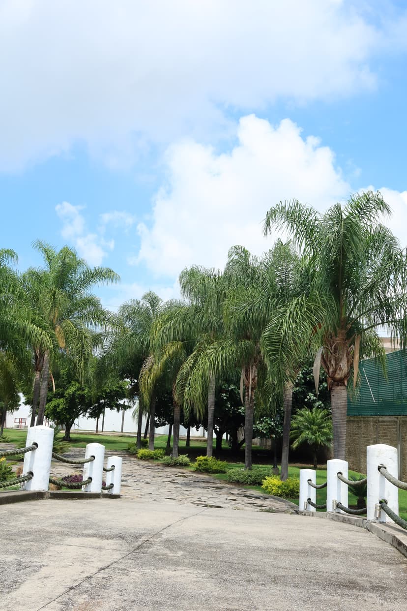 Salón de eventos con caballerizas y amplio jardín  4