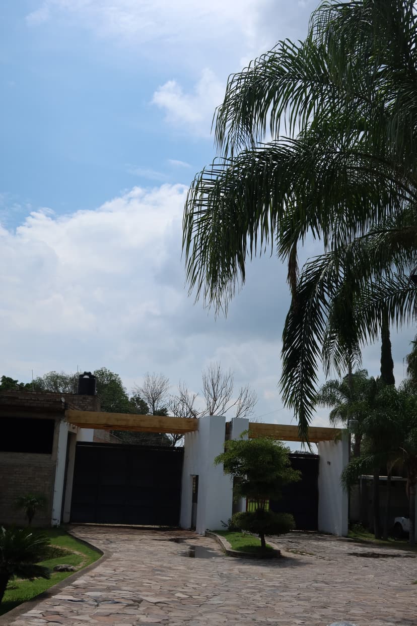 Salón de eventos con caballerizas y amplio jardín  5